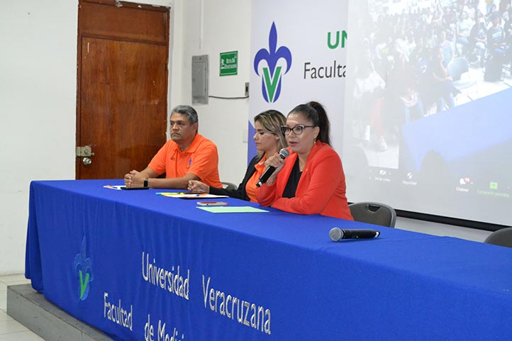 Autoridades universitarias durante la apertura del conversatorio 