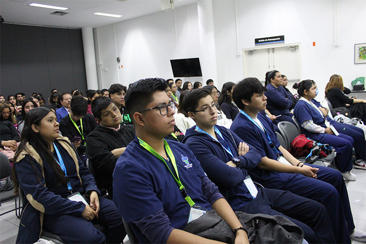 Alumnos asistentes al 7º Congreso Nacional e Internacional en Odontología 