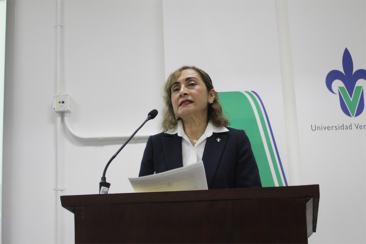 La directora de la Facultad de Odontología, Araceli García Rocha, dio la bienvenida a los participantes 