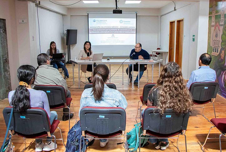 En la Escuela para Estudiantes Extranjeros de la UV, Zizil-Ha Baruch Verduzco habló sobre el subempleo de profesionistas en los EEUU 