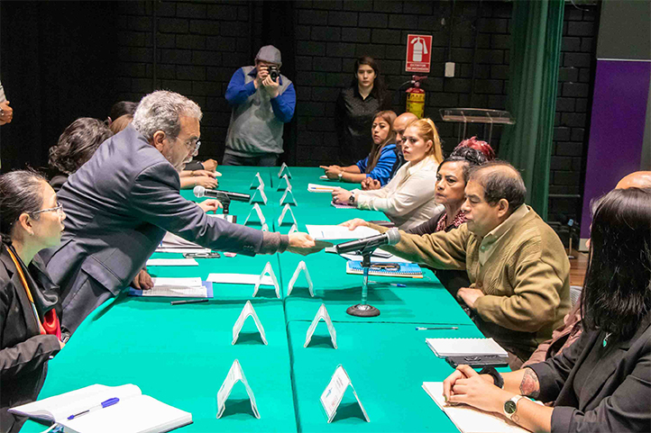 El rector Martín Aguilar entregó la propuesta a Juan Mendoza, secretario general del SETSUV 