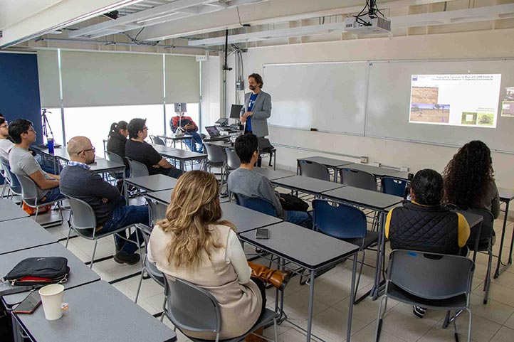 El experto habló de vehículos terrestres autónomos con docentes y alumnos del IIIA 