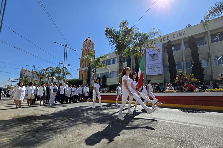 Académicos y estudiantes desfilaron por las principales calles del municipio 