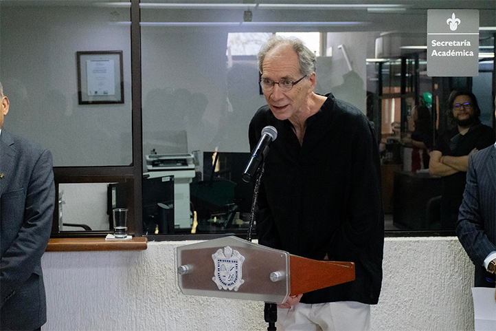 Byron Brauchli, quien imparte la experiencia educativa Foto y Estampa, agradeció el apoyo institucional para la exposición 