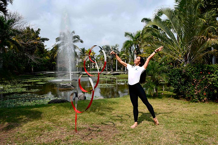 Sainz Ochoa realiza un espiral con cinta en el campus Mocambo 