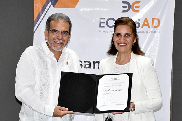 El rector Martín Aguilar Sánchez recibió, a nombre de la UV, la Presidencia del Consejo Directivo y la Asamblea General del Ecoesad 