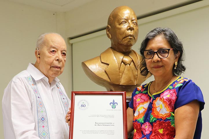 Mario Velázquez Luna recibió reconocimiento como gestor y fundador de la Unidad Multidisciplinaria de Ciencias de la Salud y Trabajo Social 
