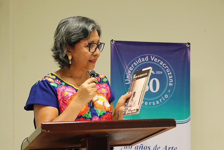 Georgina Hernández Ríos hizo entrega de un borrador de la biografía de Mario Velázquez Luna 