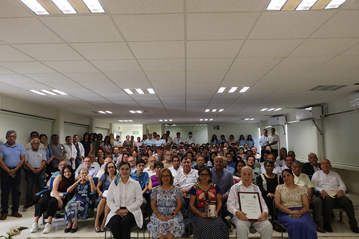 Asistieron egresados de la Facultad de Medicina, directores y secretarios de diversas facultades, docentes y miembros de la comunidad universitaria 