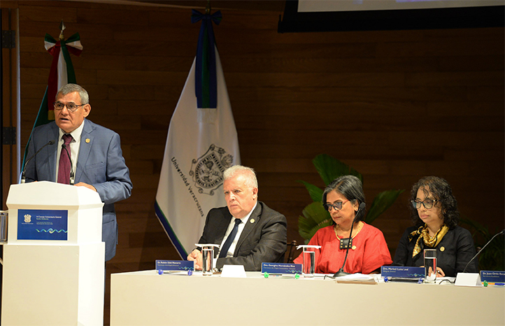 Juan Ortiz Escamilla, secretario Académico, expuso la propuesta de un nuevo Reglamento de Distinciones institucional 