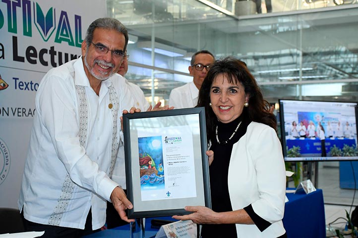 Morayma Ortiz recibió el Reconocimiento al Mérito UV, en representación de su hijo Adolfo Córdova  