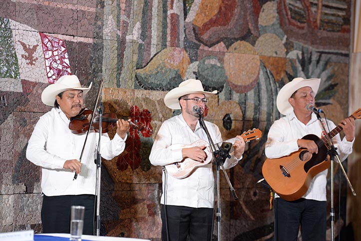 Tlen Huicani Huasteco deleitó al público con la interpretación de diversas melodías 