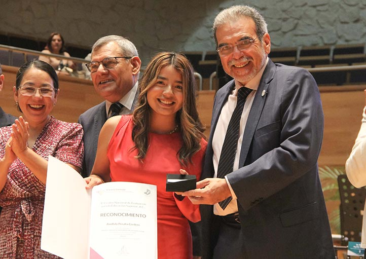 Amillaly Peralta obtuvo el Premio Ceneval al Desempeño de Excelencia EGEL enero-junio 2023