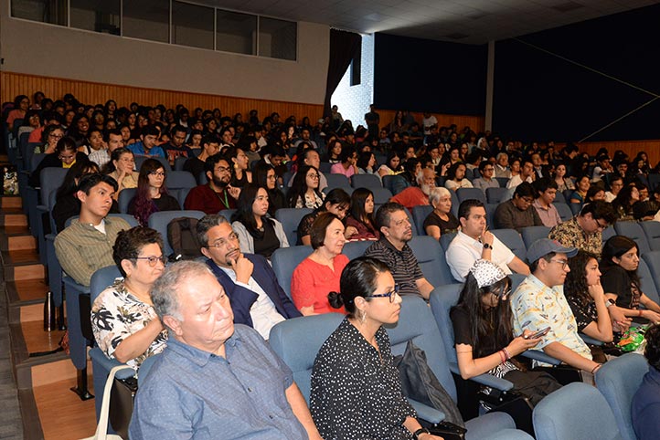 La conferencia contó con una nutrida asistencia de estudiantes y docentes 