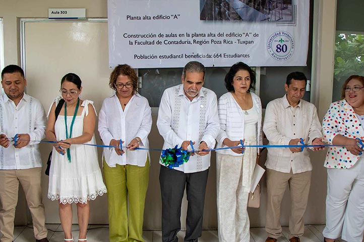 Autoridades cortaron el listón inaugural de las tres aulas de la Facultad de Contaduría 