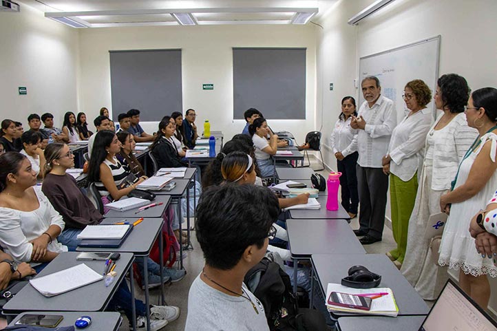 Autoridades universitarias encabezadas por el Rector, visitaron las nuevas aulas de Contaduría, ya en pleno uso por los estudiantes
