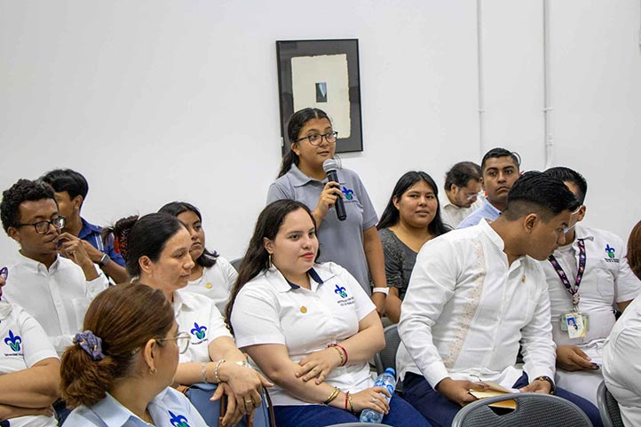 Darian Mar Valdez, consejera alumna de Ingeniería Civil, expuso la necesidad de un gimnasio universitario en la región