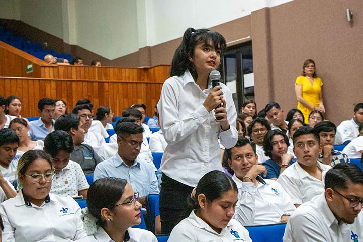 Una alumna de la Facultad de Contaduría expresó su inquietud por tener experiencias educativas de AFEL en Tuxpan 