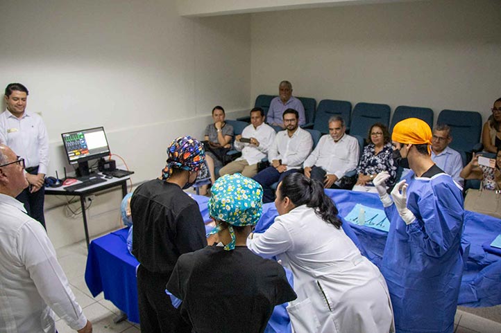 The managers attended a session of the gynecology and obstetrics simulator 
