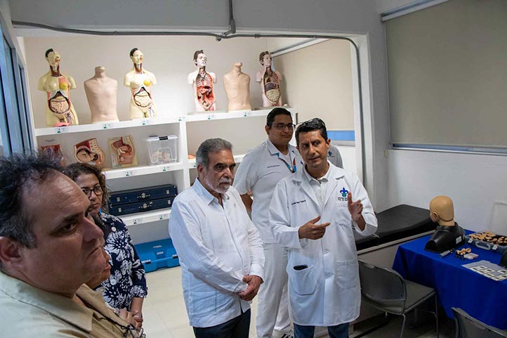 During their trip, officers and academics learned about the simulation area's activities in physiology 