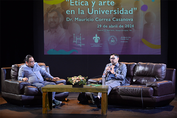 Ignacio Quepons Ramírez y Mauricio Correa, durante el Conversatorio “Ética y arte en la universidad” 