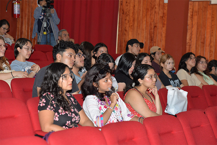 Comunidad universitaria y público en general en el conversatorio efectuado en el Teatro “J.J. Herrera” 