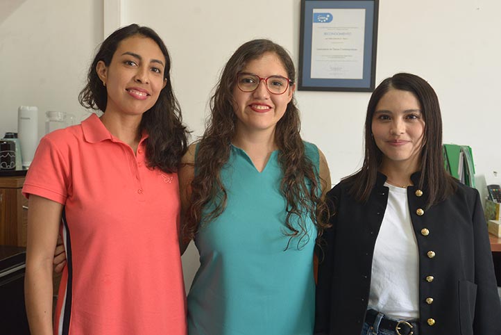 Zurisadai García, Arely Garrido y Ana Cayetano, estudiantes de la Maestría en Pedagogía de las Artes