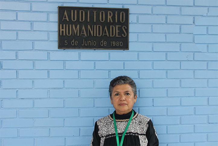 Tras 39 años como docente en la Facultad de Sociología, Mirna Alicia Benítez Juárez obtuvo su jubilación y recibió reconocimientos por su trayectoria académica 