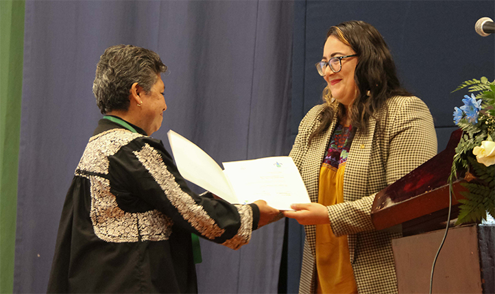 A nombre de la comunidad académica, Diana Karent Sáenz Díaz, directora de la Facultad de Sociología, le entregó el reconocimiento a su trayectoria 