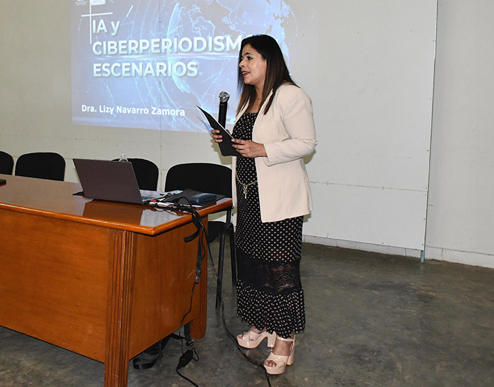  Lizy Navarro, presidenta de la AMIC, impartió conferencia magistral en la Facico 