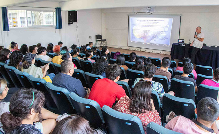 La investigadora está adscrita al Centro de Estudios de Género de la UV 