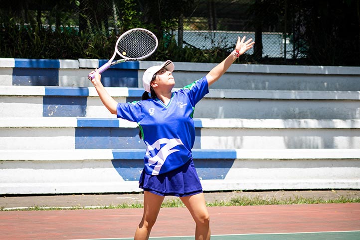 Deportista universitaria de tenis