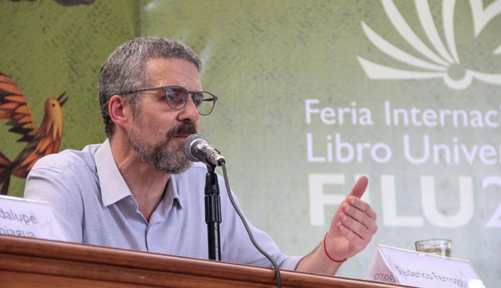 En la FILU, Federico Ferroggiaro ofreció la charla “De Echeverría a Gelman: la literatura argentina atravesada por el exilio” 
