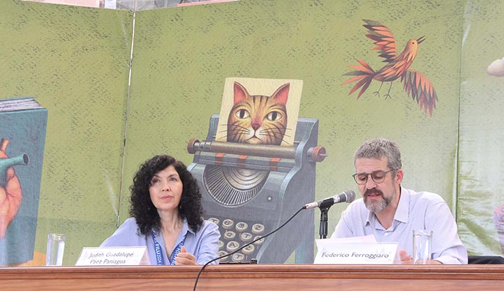 Judith Guadalupe Páez Paniagua y el escritor argentino, en la charla sobre exilio 