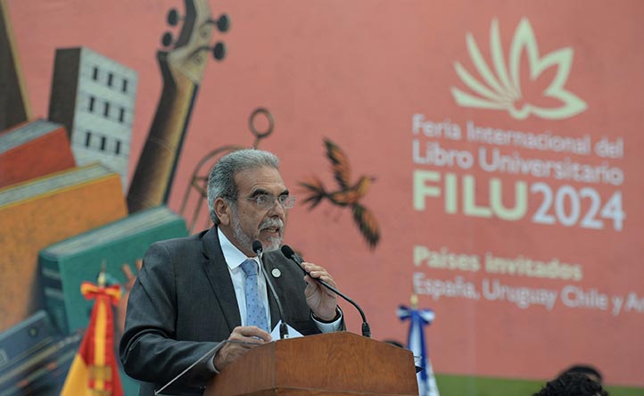 El rector Martín Aguilar felicitó a los galardonados 