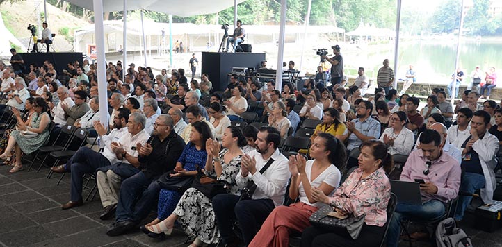  La ceremonia fue atestiguada por familiares y amigos de los galardonados, así como funcionarios universitarios 