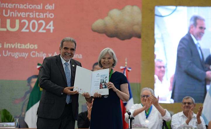 Selma Ancira recibió la Medalla al Mérito en la categoría nacional 