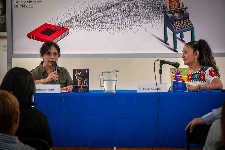 Irlanda Villegas y Estela Casados González, en la presentación de los dos nuevos títulos de la colección Feminismos de la Editorial UV 