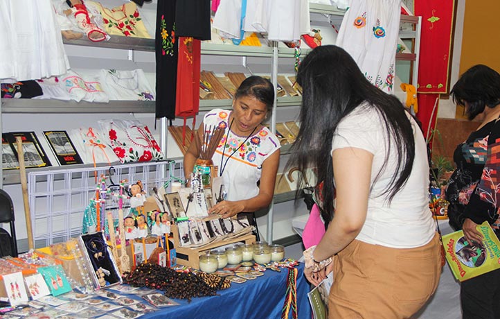 Gloriela Jiménez Hernández dijo que el apoyo del Voluntariado UV les ayuda a preservar su cultura como como pueblos originarios 