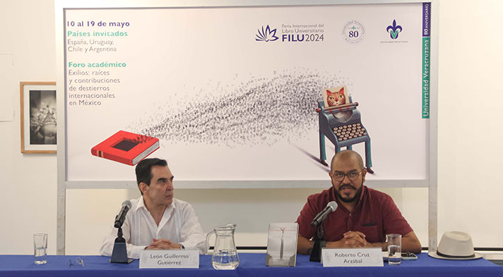 León Guillermo Gutiérrez y Roberto Cruz Arzábal, en la presentación del libro La poesía de la independencia de México 