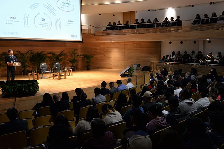 La Sala Anexa de Tlaqná fue sede de la conferencia que congregó a profesores y estudiantes universitarios de la región Xalapa 
