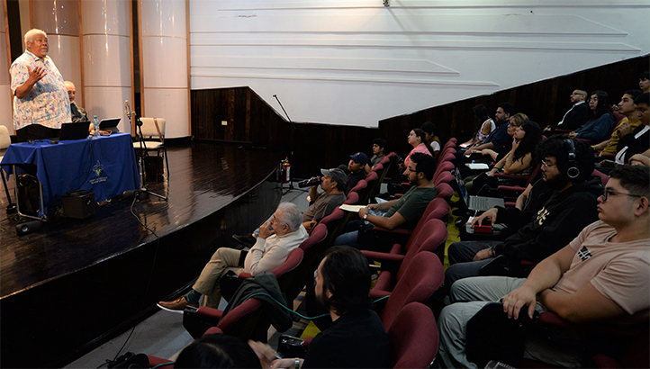 Estudiantes y académicos atendieron a la primera de varias actividades que realizará Newton en la UV 