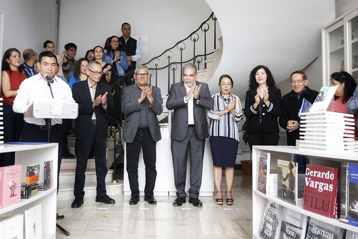 El rector de la UV, Martín Aguilar Sánchez, acompañado de autoridades universitarias, inauguró la librería de la Editorial UV 