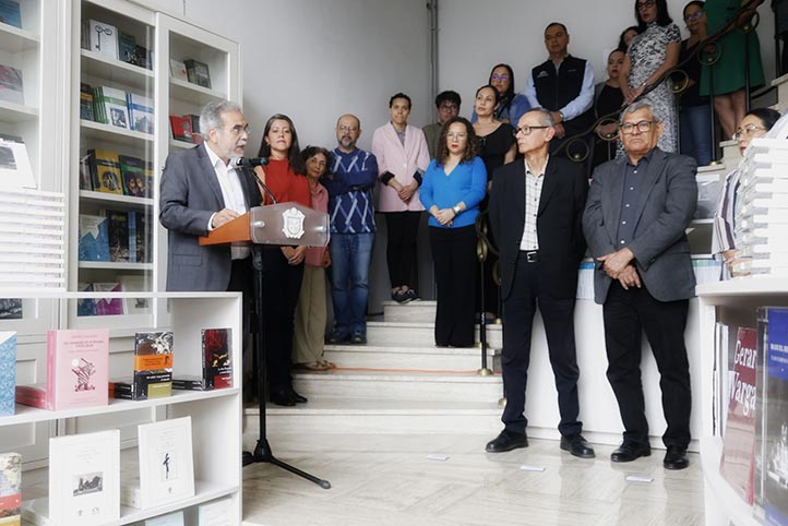 En su mensaje, el rector de la UV destacó la función de la librería para mantener viva la cultura del libro impreso y la lectura física como algo comunitario 