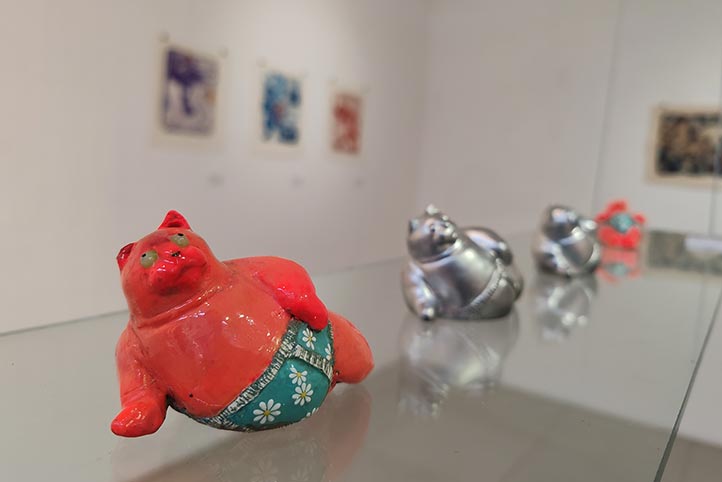 La exposición incluye piezas de cerámica