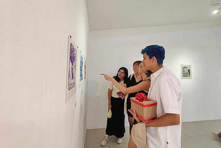 Posterior al acto inaugural, los asistentes apreciaron la exposición