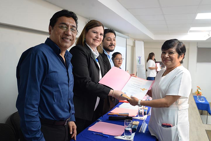 Las enfermeras de la clínica recibieron reconocimientos de manos de las autoridades, encabezadas por Cirenia Hernández, directora de la CUSRS