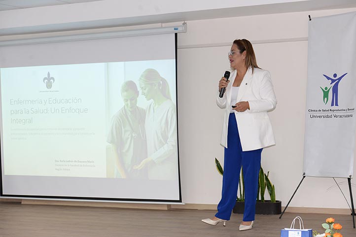 Karla Ladrón de Guevara, docente de la UV, impartió la conferencia “Enfermería y educación para la salud”