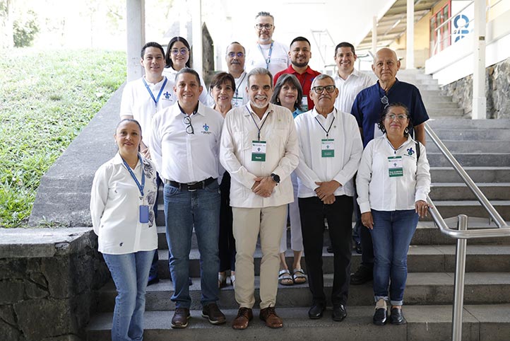 Autoridades académicas durante supervisión de la aplicación del Examen de Ingreso a la UV 