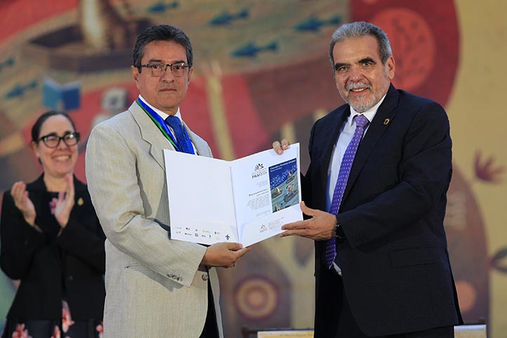 El rector Martín Aguilar Sánchez entregó la Medalla al Mérito UV, en el ámbito nacional, a Jesús Favela Vara 